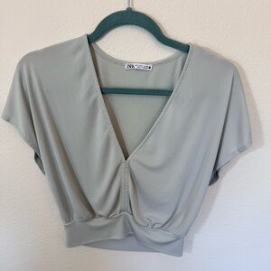 ZARA Light Gray V-Neck Short Sleeve Crop
